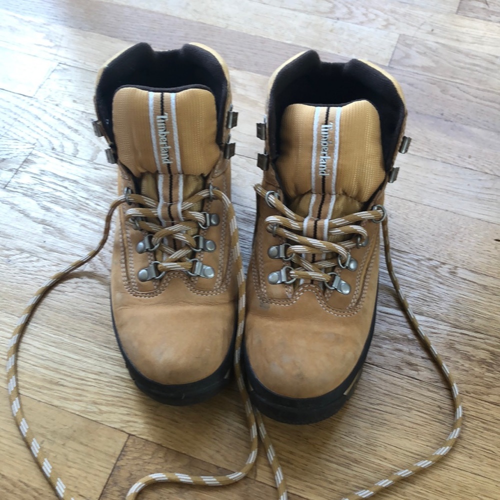 Women’s 9.5 Timberland hiking boots -  wheat